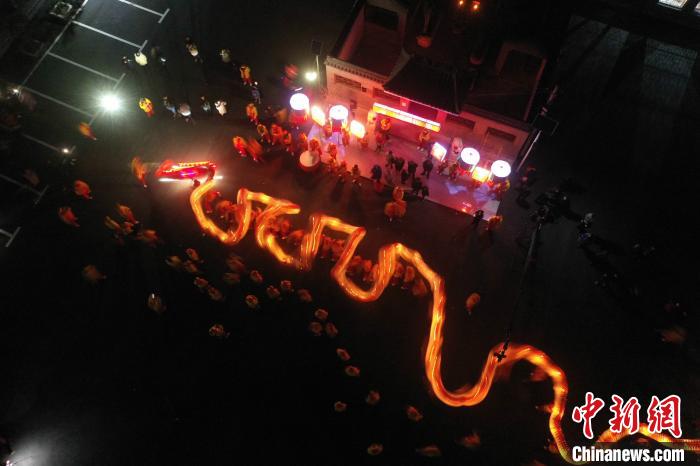 安徽：百米“洋蛇灯”再次“出宫”以老带新代代相传