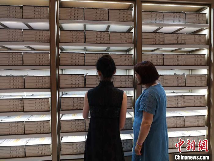 线装本文渊阁《四库全书》杭州展出 将对民众免费开放