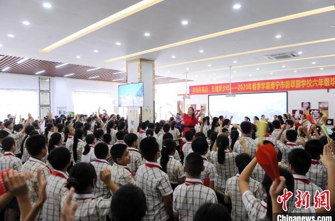 南宁市碧翠园学校举行小学毕业典礼。　蒋雪林 摄