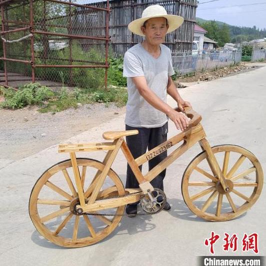 木质自行车已成为李景阳的交通工具 石洪宇 摄