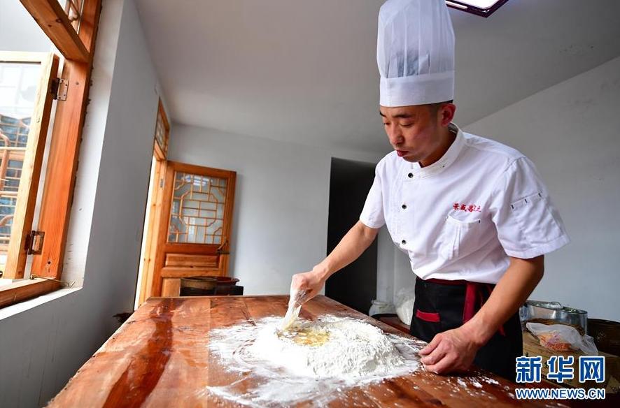 （图片故事）（3）传承古法月饼制作技艺的年轻人