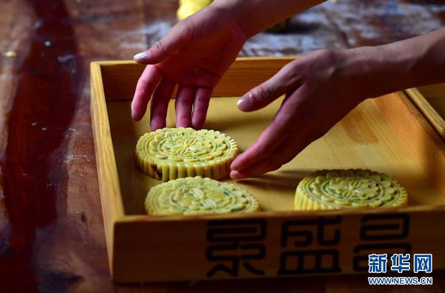 （图片故事）（9）传承古法月饼制作技艺的年轻人