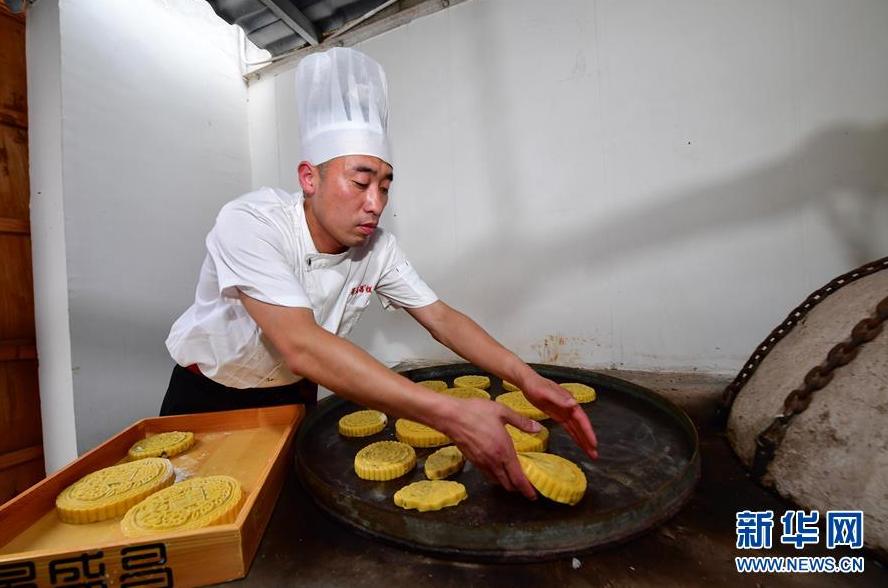 （图片故事）（10）传承古法月饼制作技艺的年轻人