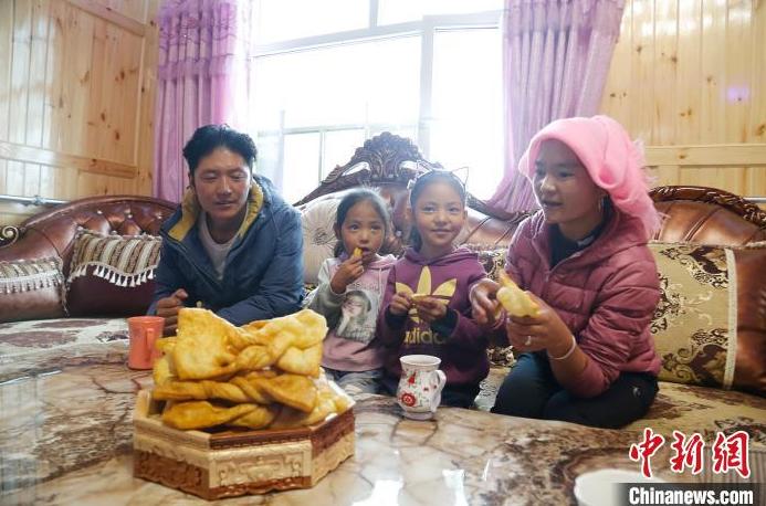 图为项青达杰一家人合影。　马铭言 摄