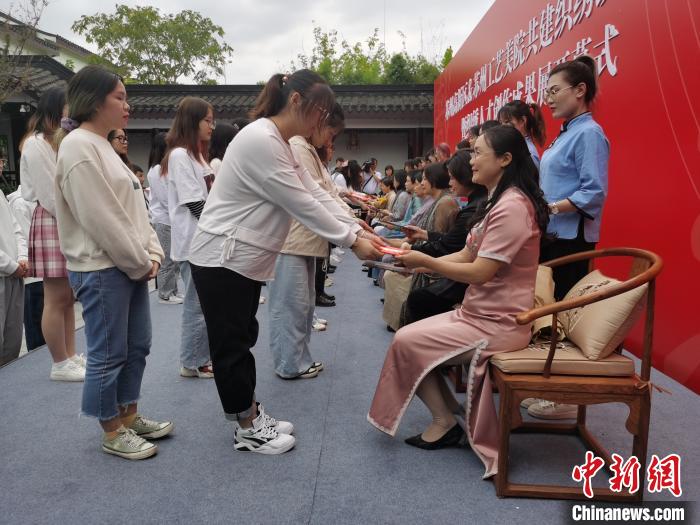 苏州学子集体拜师苏绣大师为非遗传承注入年轻力量