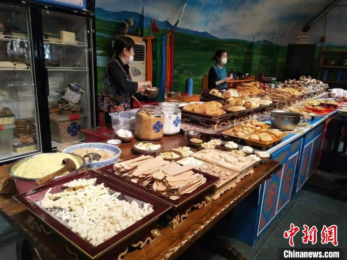 图为锡林郭勒当地一家蒙餐馆的早餐选餐区。　杨静 摄