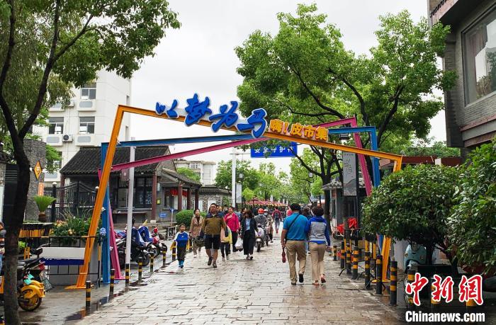 扬州百年老街皮市街首期“文创集市”开集探路古城复兴