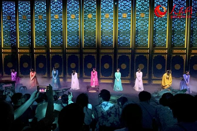 “只有红楼梦·戏剧幻城”沉浸式演出谢幕现场。人民网记者 刘微摄